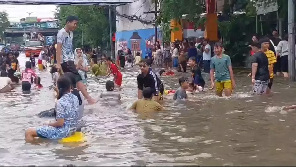 Banjir bertukar ‘water park’, penduduk selamba berenang tengah jalan