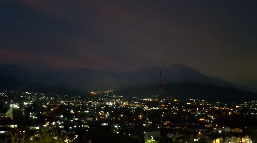 Selepas langit berdentum, cahaya merah pula muncul