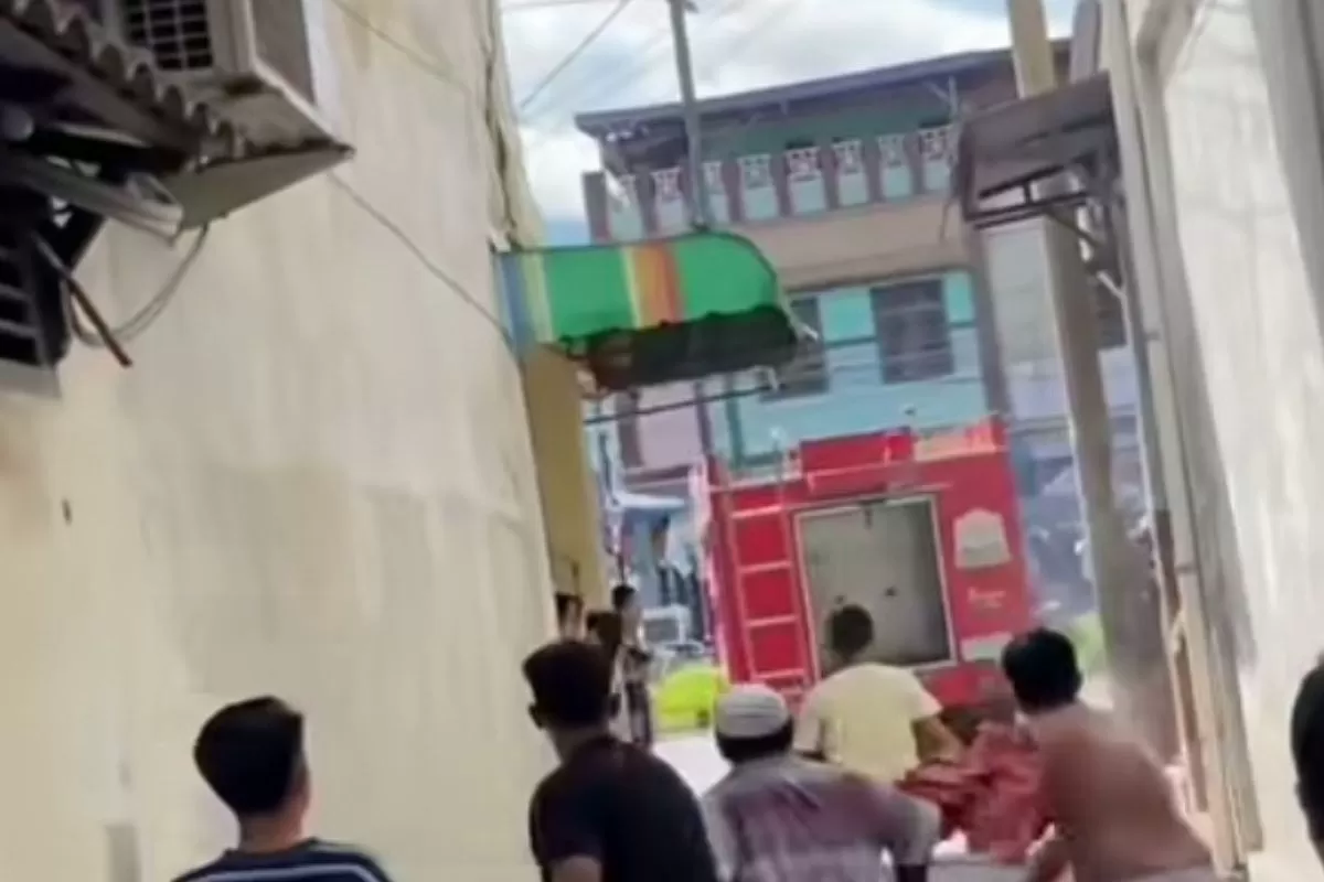 Penduduk tendang jentera bomba, berang hos air rosak