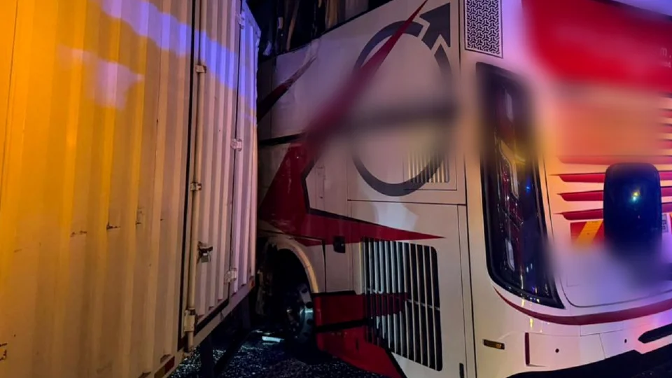 4 penumpang bas ekspres, pemandu lori tersepit dalam kemalangan