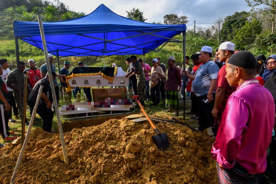 Jenazah tiga lelaki maut dalam kemalangan di Gua Musang selamat dikebumikan
