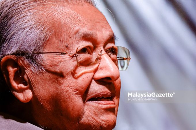 Dr. Mahathir terjatuh, dirawat di IJN