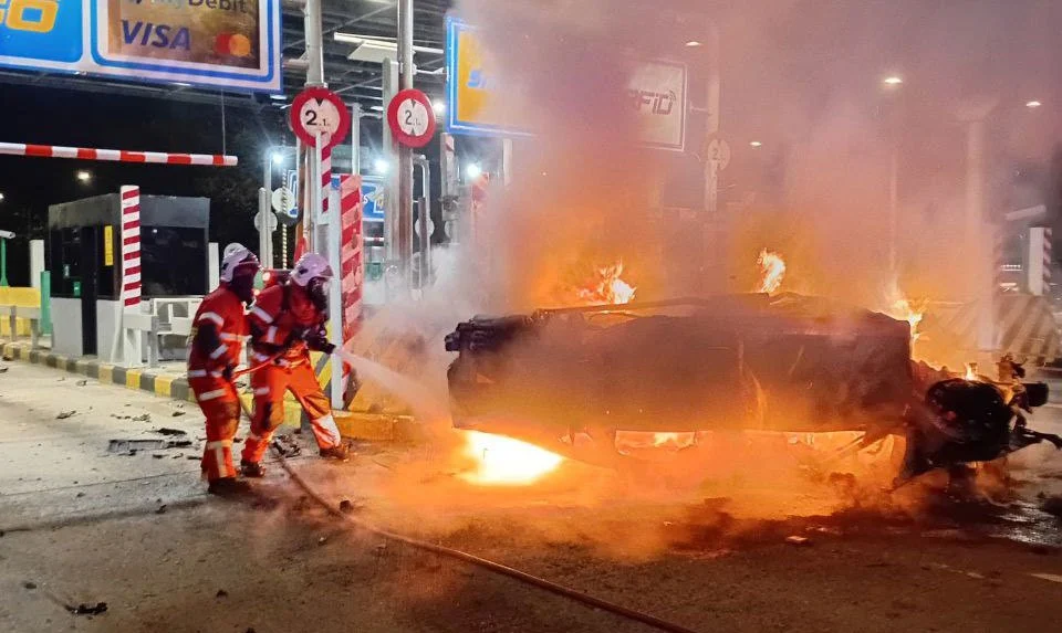 2 rentung dalam kebakaran kereta di Plaza Tol Jitra