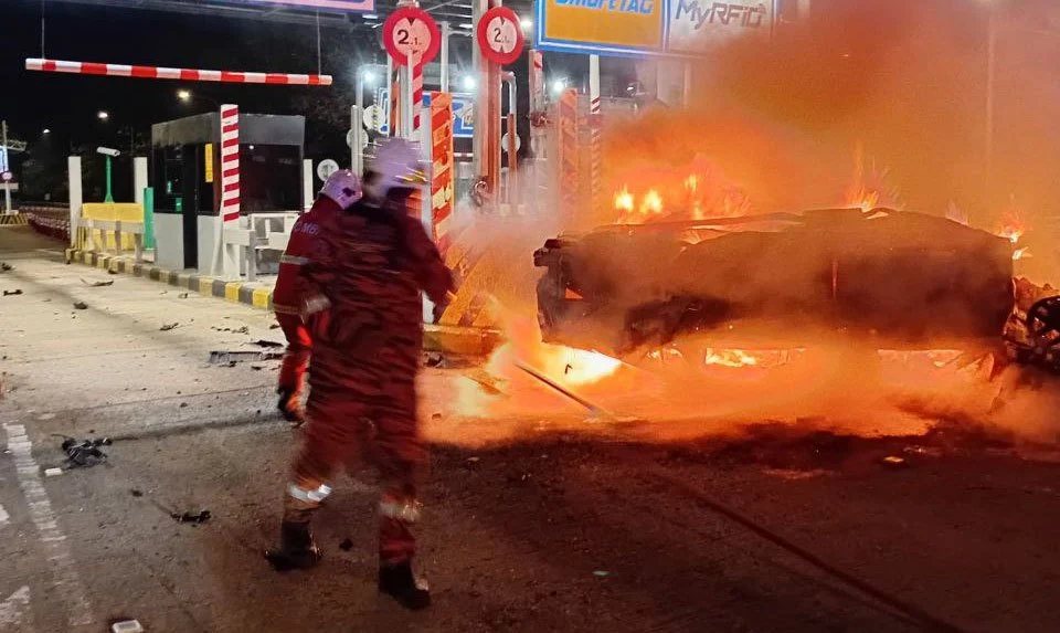 2 rentung dalam kebakaran kereta di Plaza Tol Jitra