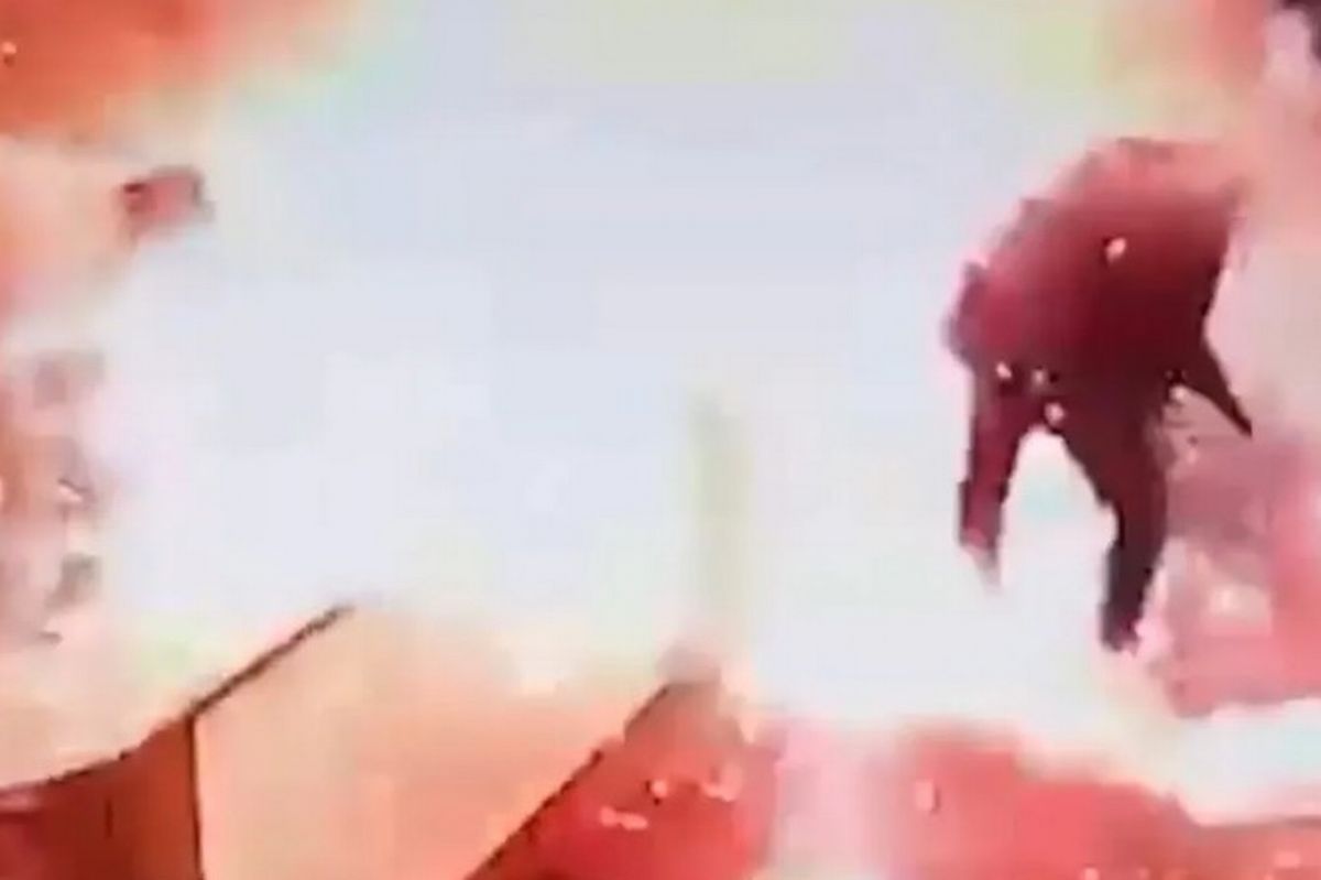 Bungkusan misteri tiba-tiba meletup