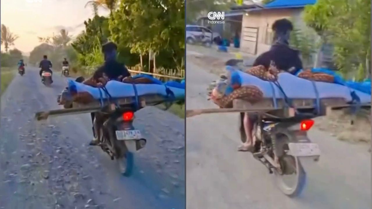 Ambulans tak cukup, penduduk usung jenazah naik motor