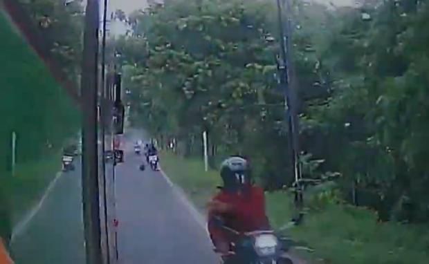 Lelaki baling batu sampai tingkap bas pecah