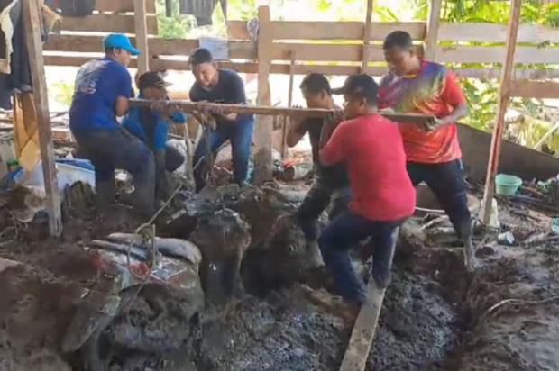 Motosikal tertimbus lumpur sedalam 1 meter