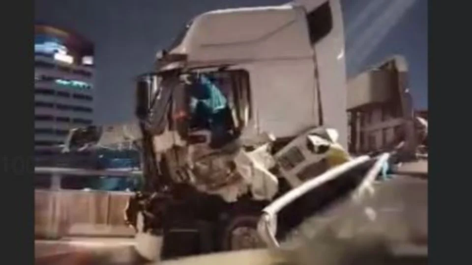 Pemandu, kelindan lori maut tercampak dari Lebuhraya SPE