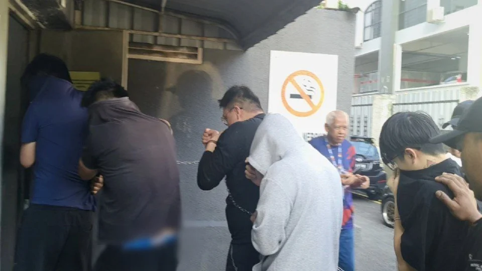 6 rakan didakwa merusuh di Taman Mount Austin