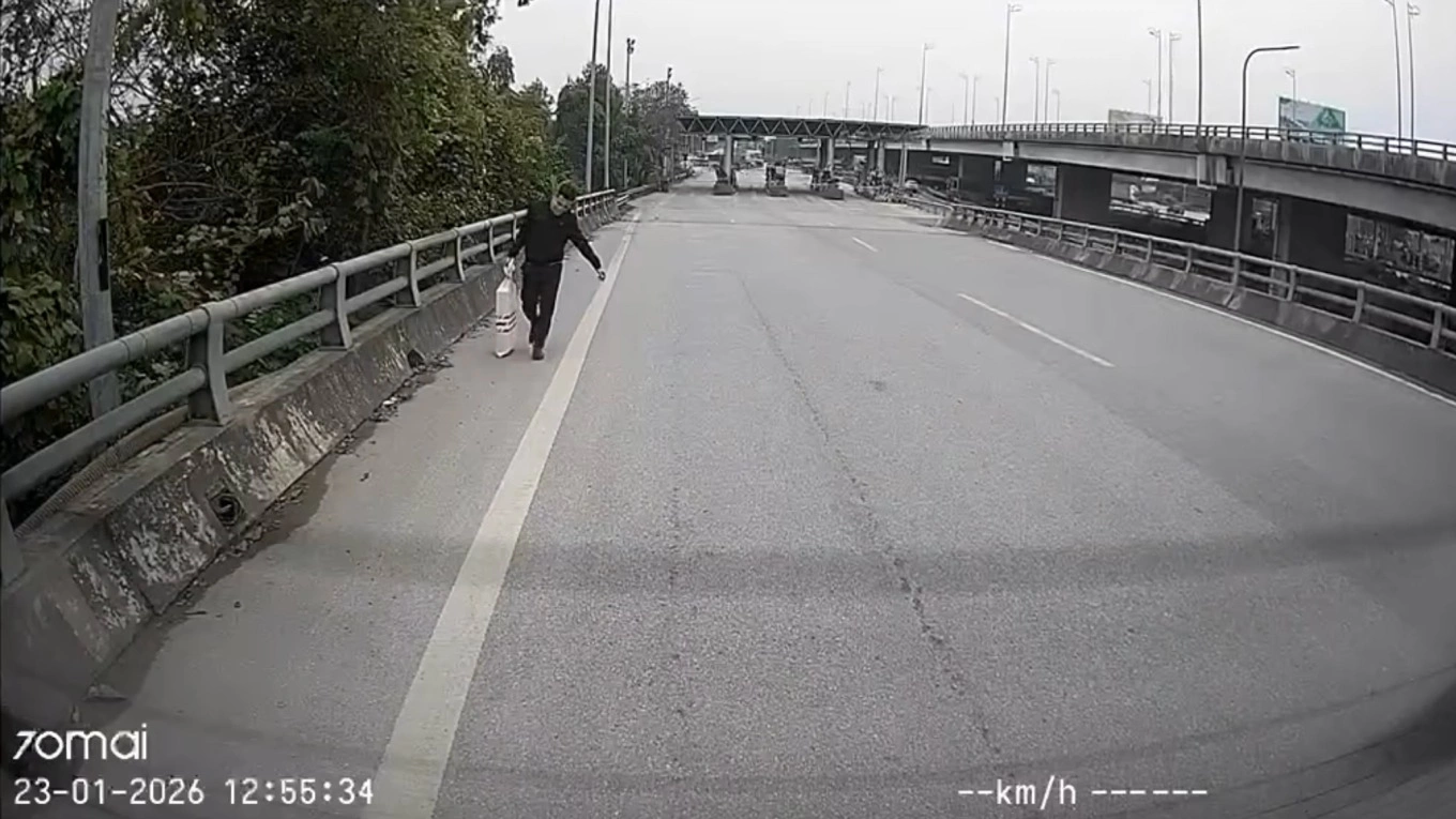 Lelaki jumpa wang RM150,000 tengah lebuh raya 