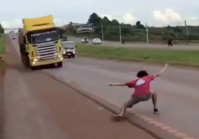 Remaja ‘bersilat’ depan treler ditangkap