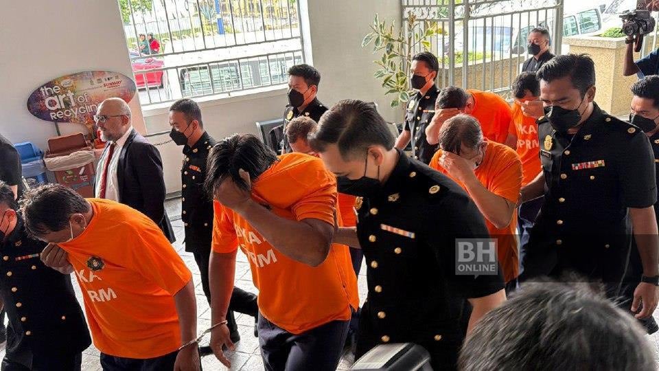 Enam anggota polis termasuk pesara direman disyaki minta, terima rasuah RM150,000