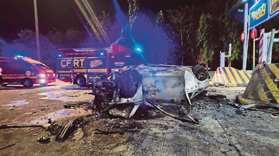 2 rentung dalam kebakaran kereta di Plaza Tol Jitra