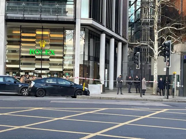 Naik motosikal rompak butik Rolex