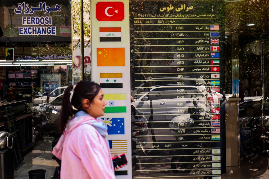 Trump umum tarif 25 peratus ke atas negara-negara berurus niaga dengan Iran