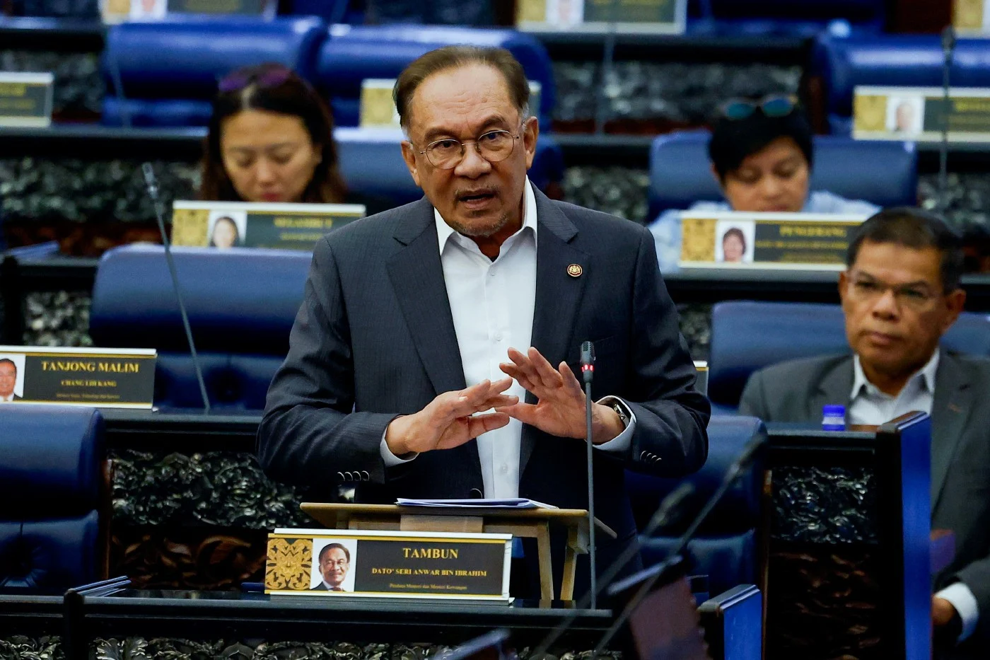 Anwar to explain Malaysia–Indonesia border issue in parliament
