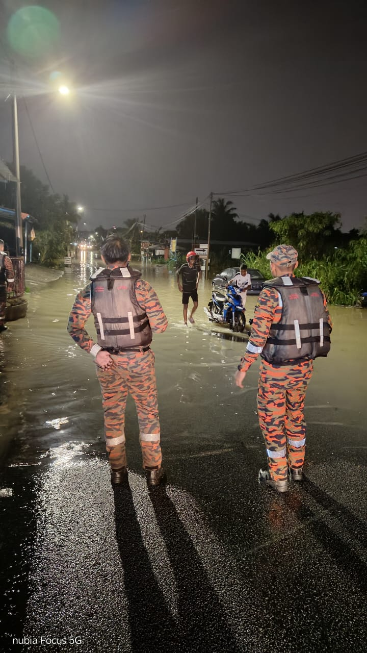 Flash floods hit parts of Subang following heavy rain