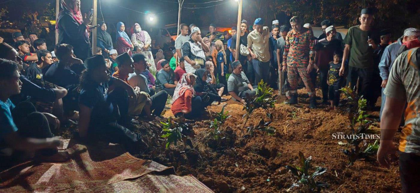 Final farewell: Raub fire victims buried in single grave