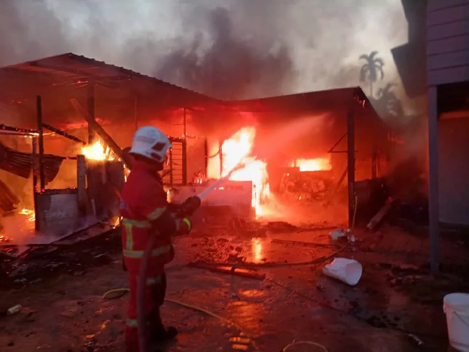 2 melecur dalam kebakaran tiga rumah di Tebobon