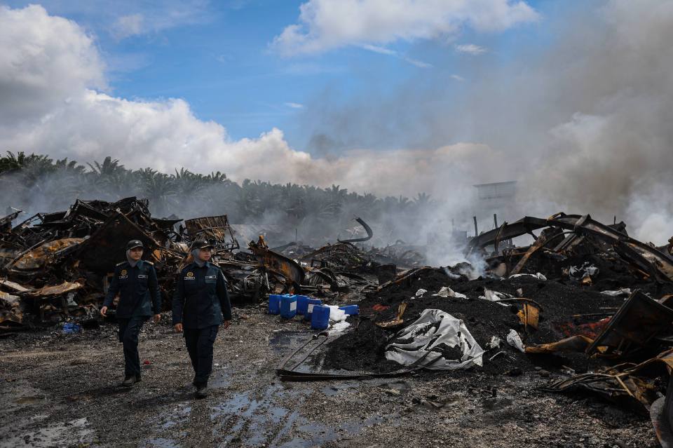 Kebakaran kilang getah: Rumah, kereta dan khemah bazar bertukar kehitaman