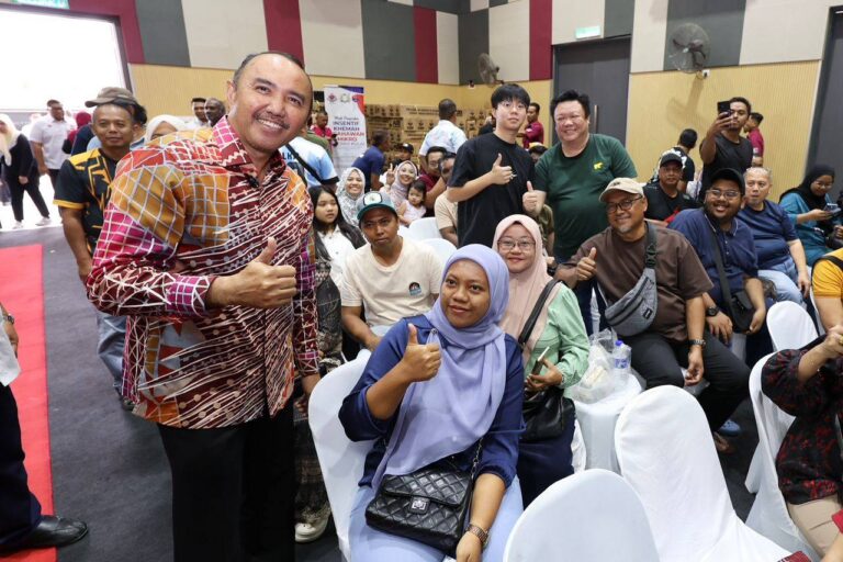 Kerajaan Negeri Johor Konsisten Perkasa Usahawan Mikro, 300 Peniaga Kulai Terima Insentif Khemah