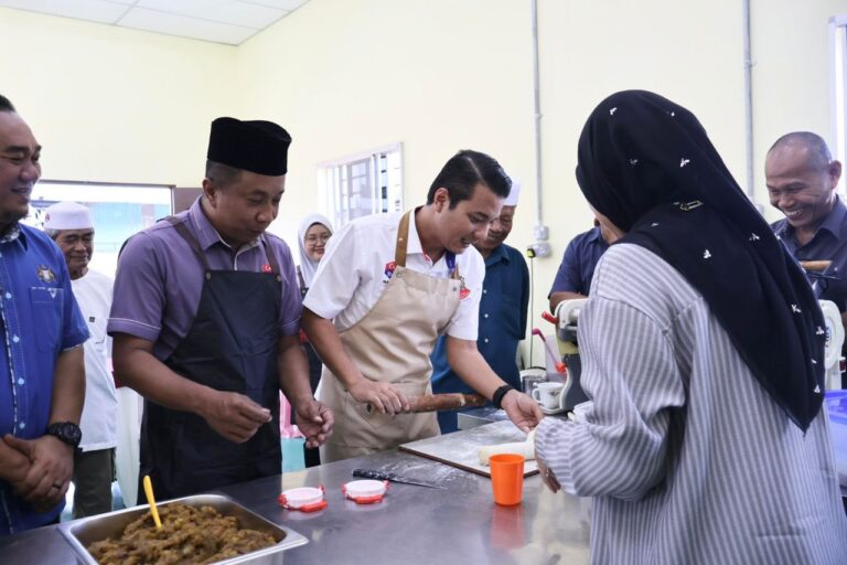 Syed Hussien Turun Padang Bersama Komuniti