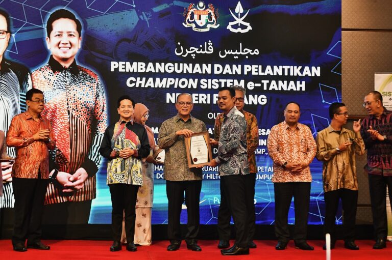 Wan Rosdy Lancar Pembangunan Dan Pelantikan Champion Sistem e-Tanah Pahang
