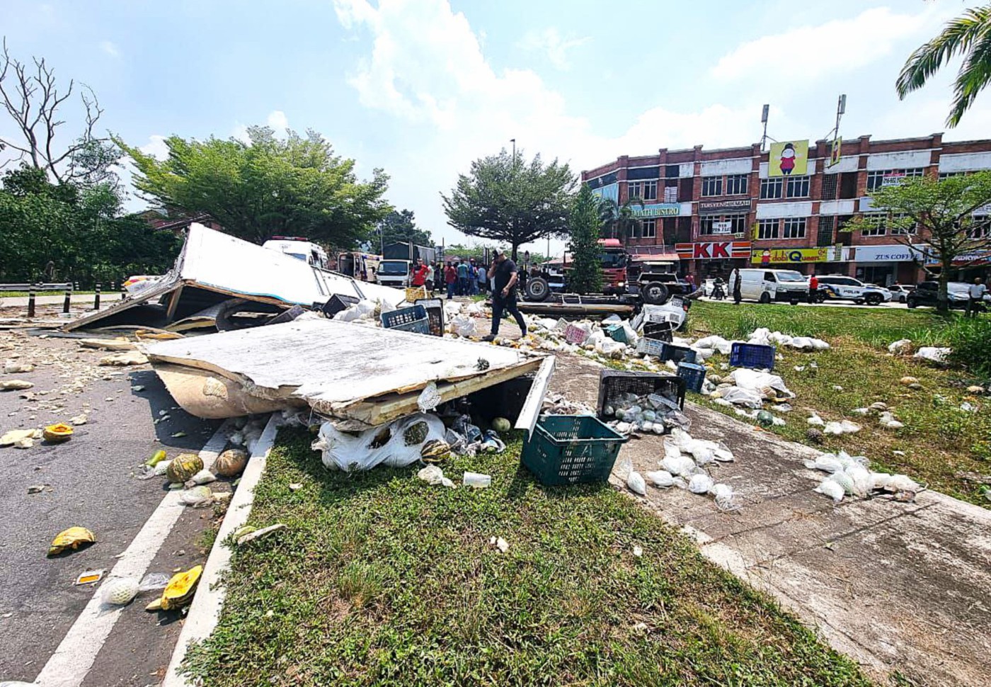 Lorry carrying fruits and vegetables overturns in Shah Alam, driver trapped