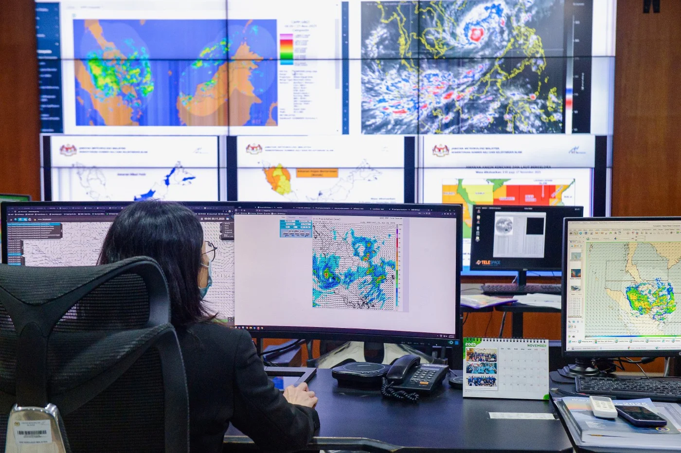 Thunderstorms, heavy rain and strong winds in 6 states this morning