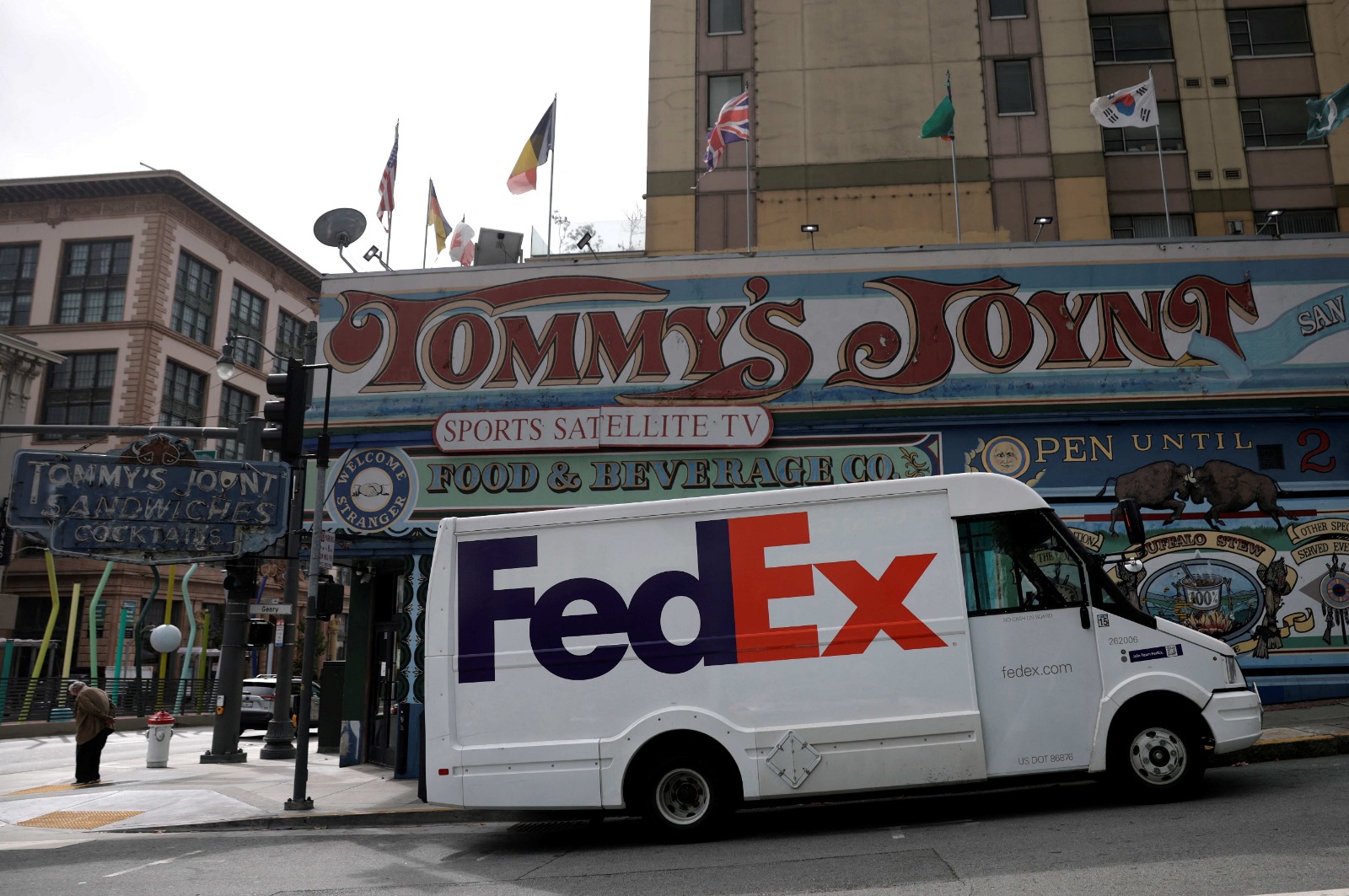 FedEx saman Amerika, tuntut bayaran balik tarif