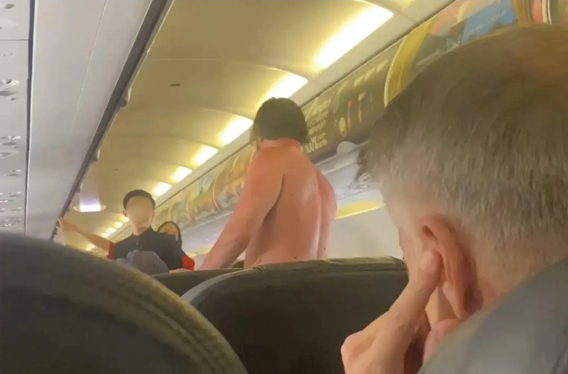 Penumpang tanggal baju, lompat dari pesawat