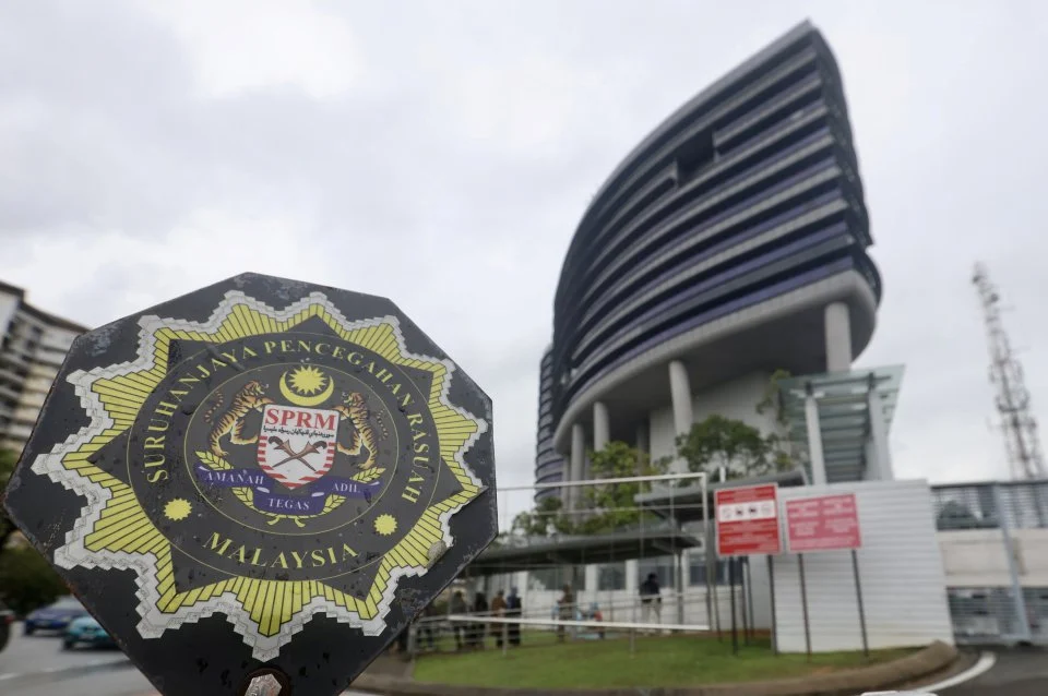 Bekas setiausaha politik, isteri direman bantu siasatan rasuah