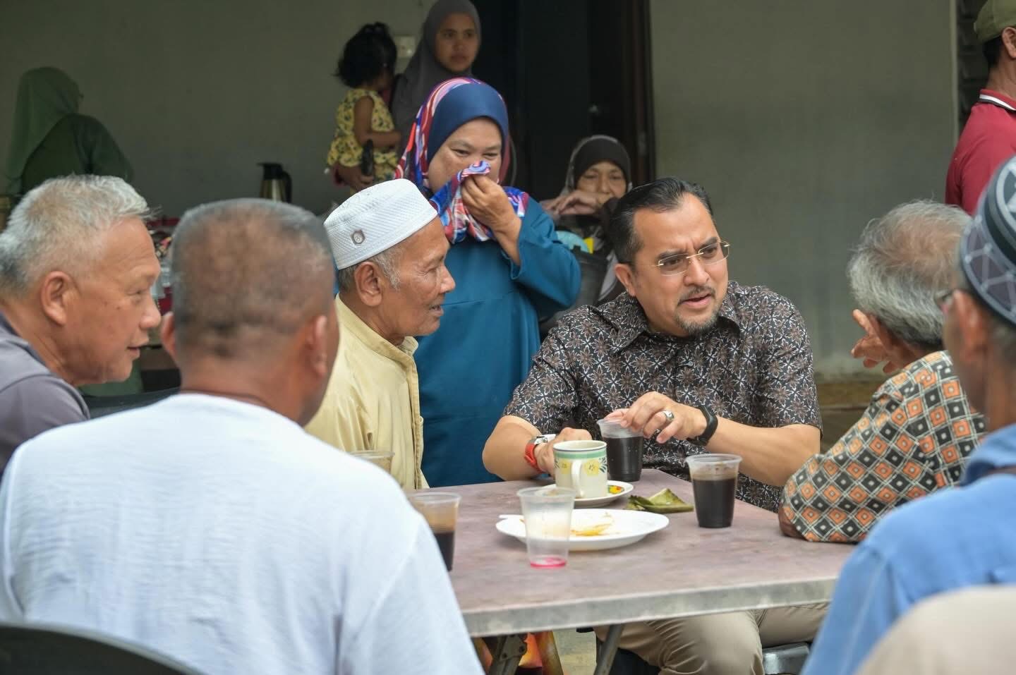 Dr Asyraf Turun Padang Santuni Warga Gerik