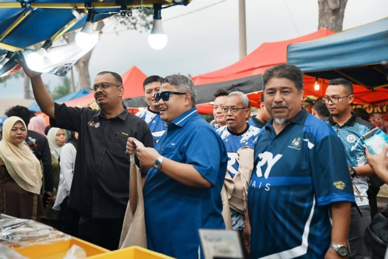 Rais Turun Padang Santuni Penggerak Utama Ekonomi Setempat