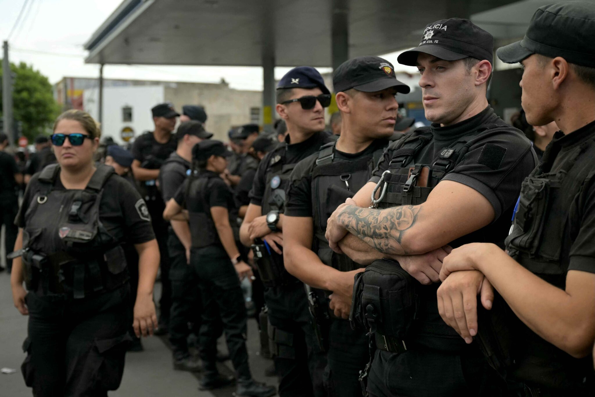 Polis merusuh, minta naik gaji