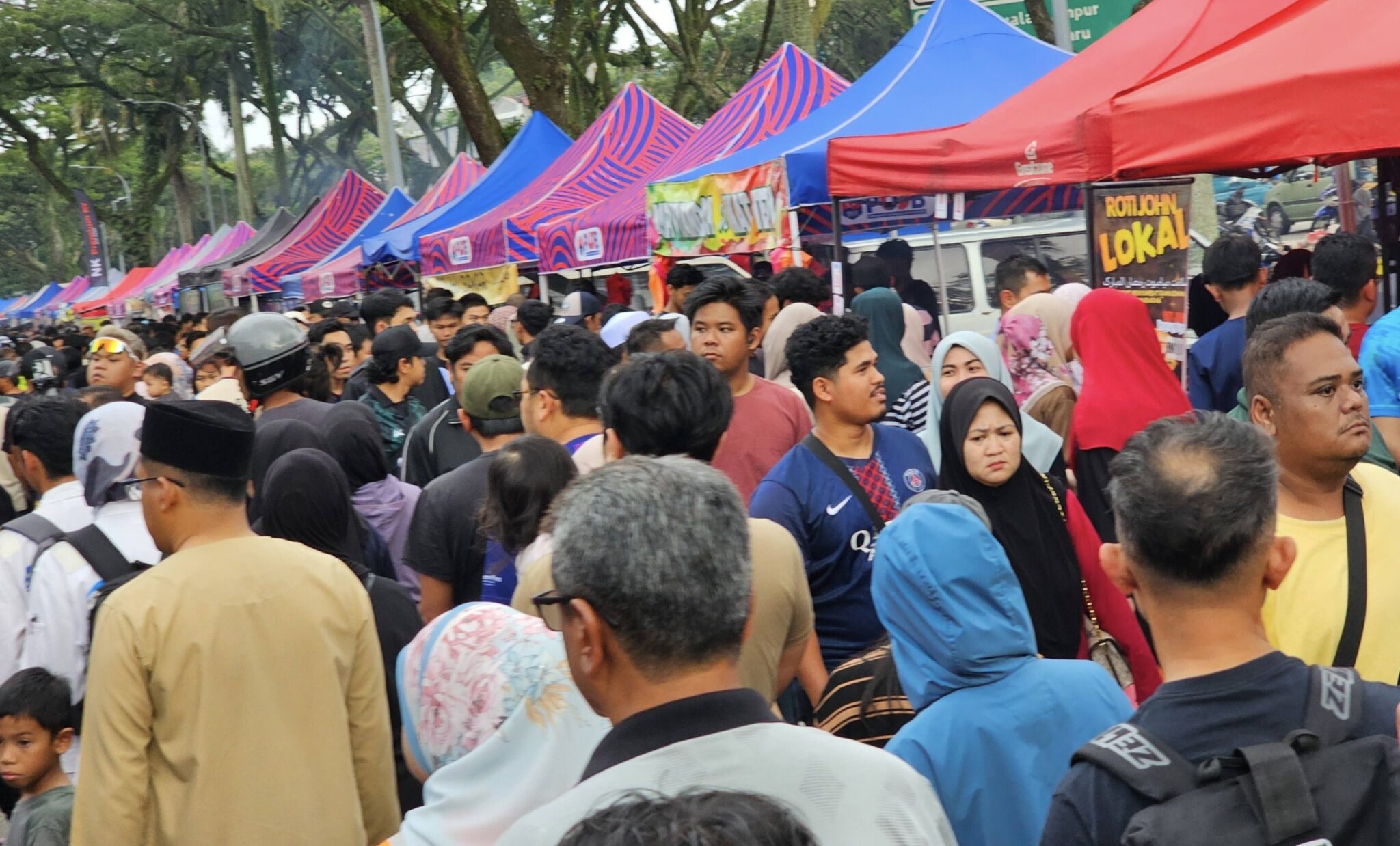 Khairi Turun Padang, Tinjau Bazar Ramadan Platform Peniaga Serta Masyarakat Setempat