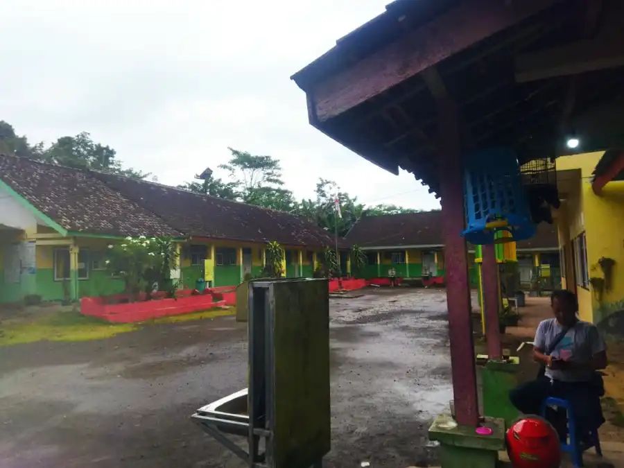 Guru hilang duit periksa pakaian murid