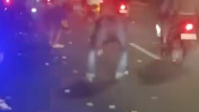 Wang bertaburan tengah jalan