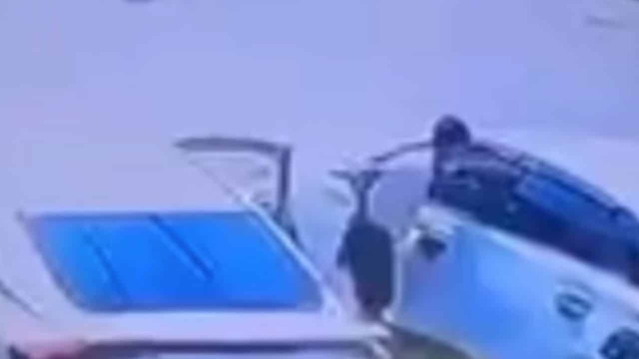 Dilarang mandi lebih 15 minit, isteri dikawal kekasih online