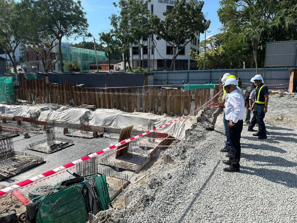 Tapak pembinaan tempat nahas lori simen diarah henti kerja