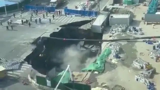 Pekerja bertempiaran lari, lubang benam gergasi ‘telan’ jalan raya 