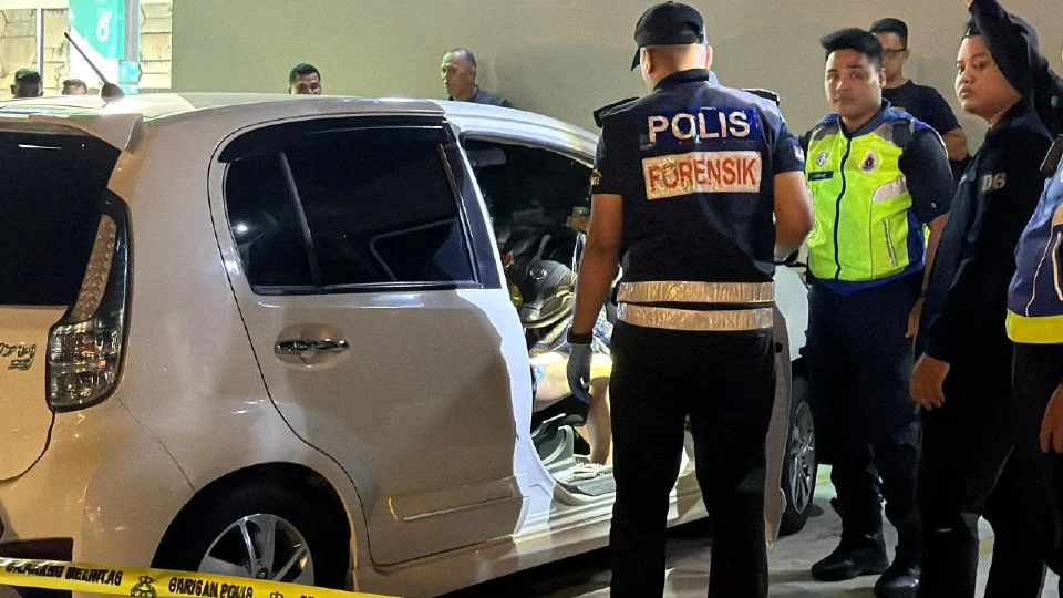 Wanita ditemukan mati dalam kereta penuh barangan