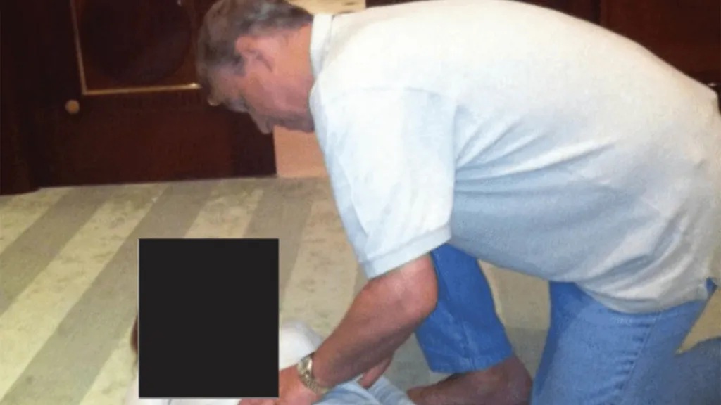 Andrew Mountbatten pegang perut gadis