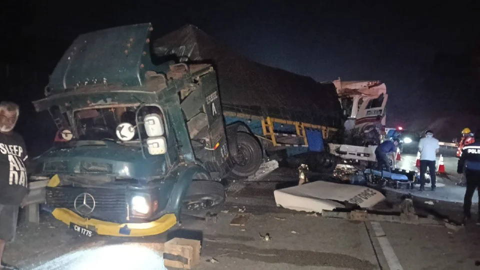 Kemalangan maut 3 kenderaan di KM433 Lebuh Raya Utara Selatan, ini dipercayai puncanya