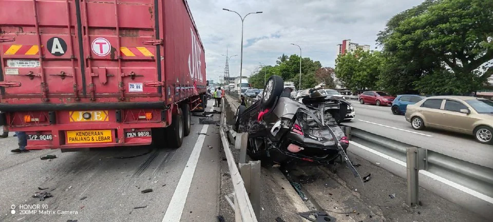 Treler kemalangan dengan 3 kenderaan, trafik sesak sehingga 9km