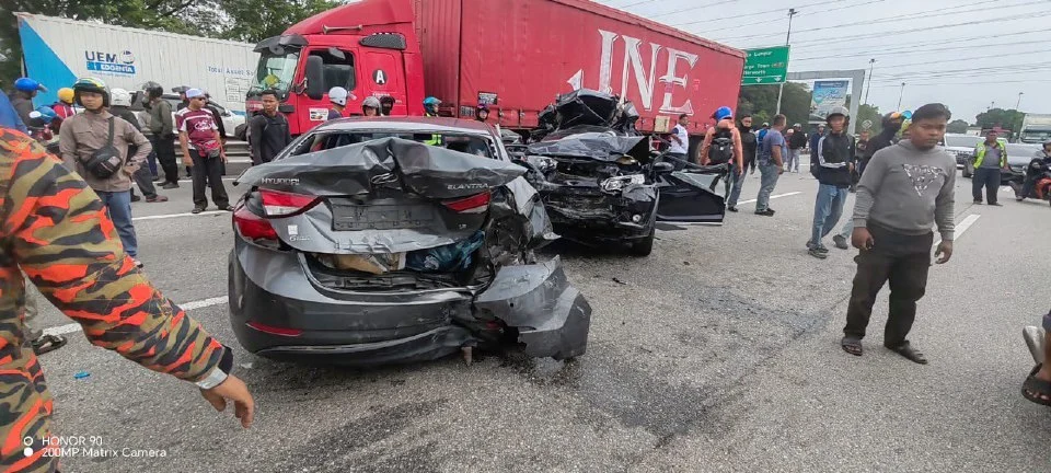 Treler kemalangan dengan 3 kenderaan, trafik sesak sehingga 9km