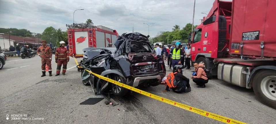 Treler kemalangan dengan 3 kenderaan, trafik sesak sehingga 9km