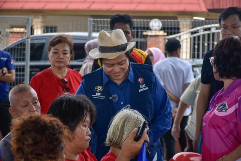 Azalina Sampaikan Bantuan Kepada Komuniti Pengerang, Dekati Generasi Muda