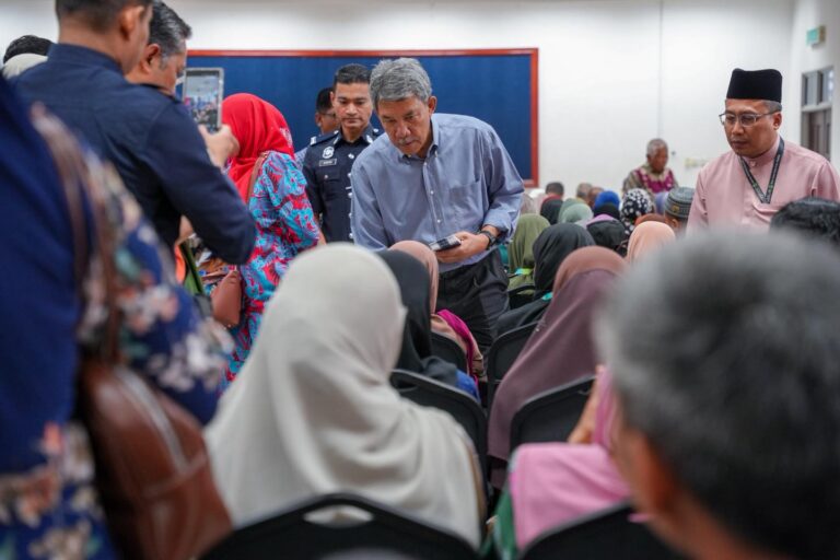 Tok Mat Terus Santuni Orang Rembau, Sampaikan Sumbangan Aidilfitri Sempena Ramadan